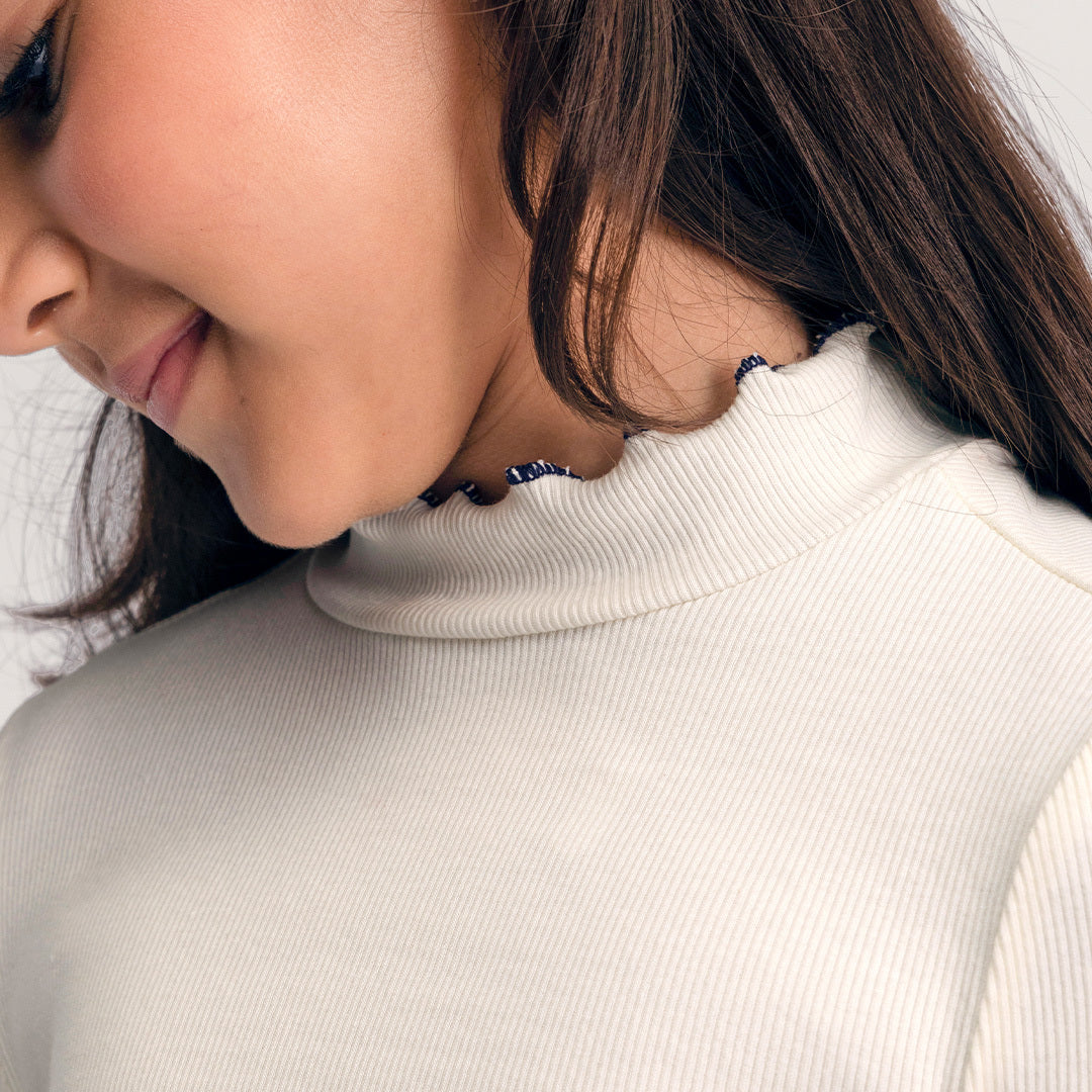 COMFORTABLE HIGH NECK