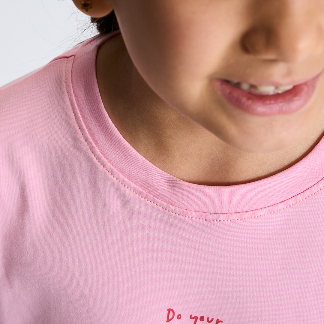 STRETCHY, EASY-ON NECK